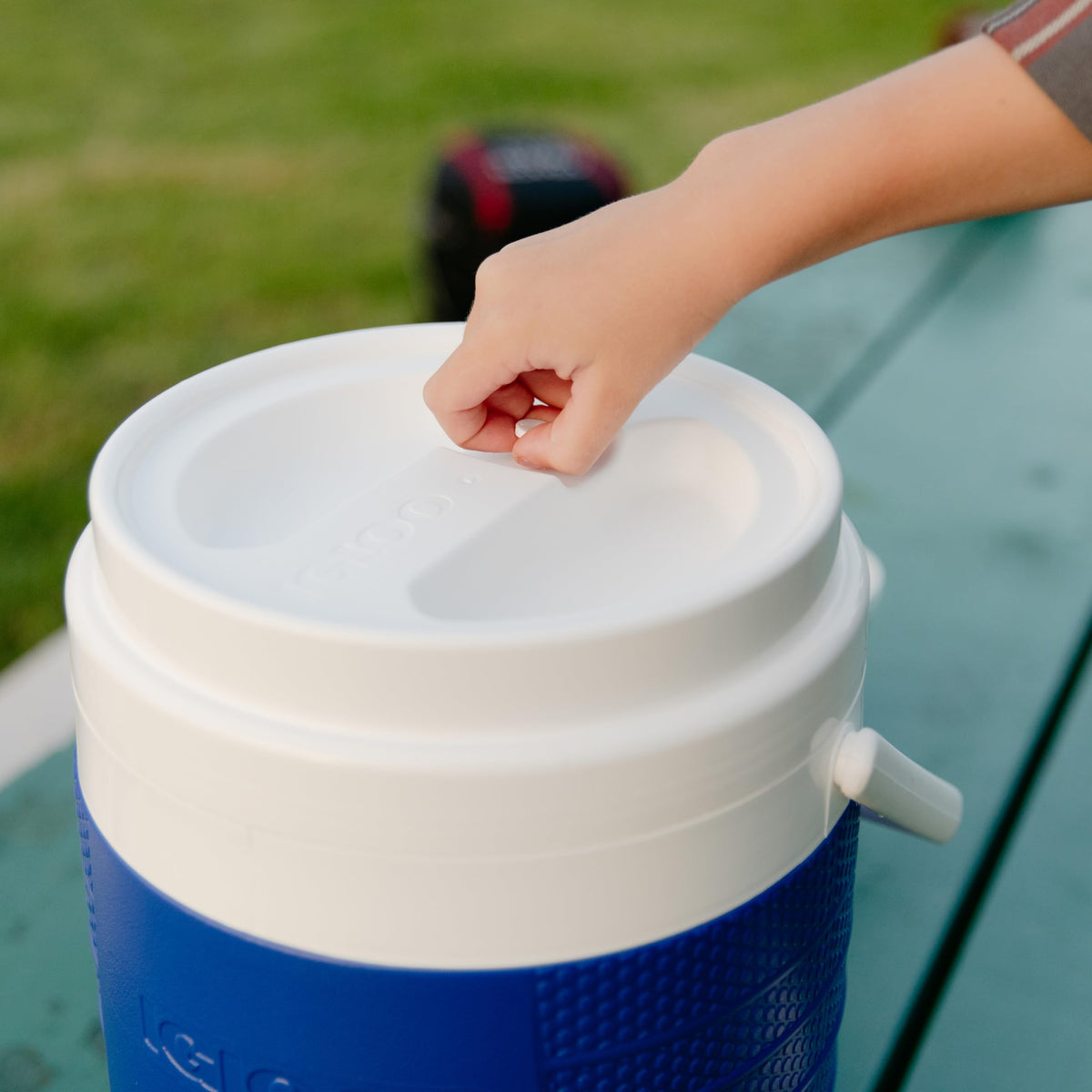 2 Gallon Insulated Portable Beverage Dispenser D5689